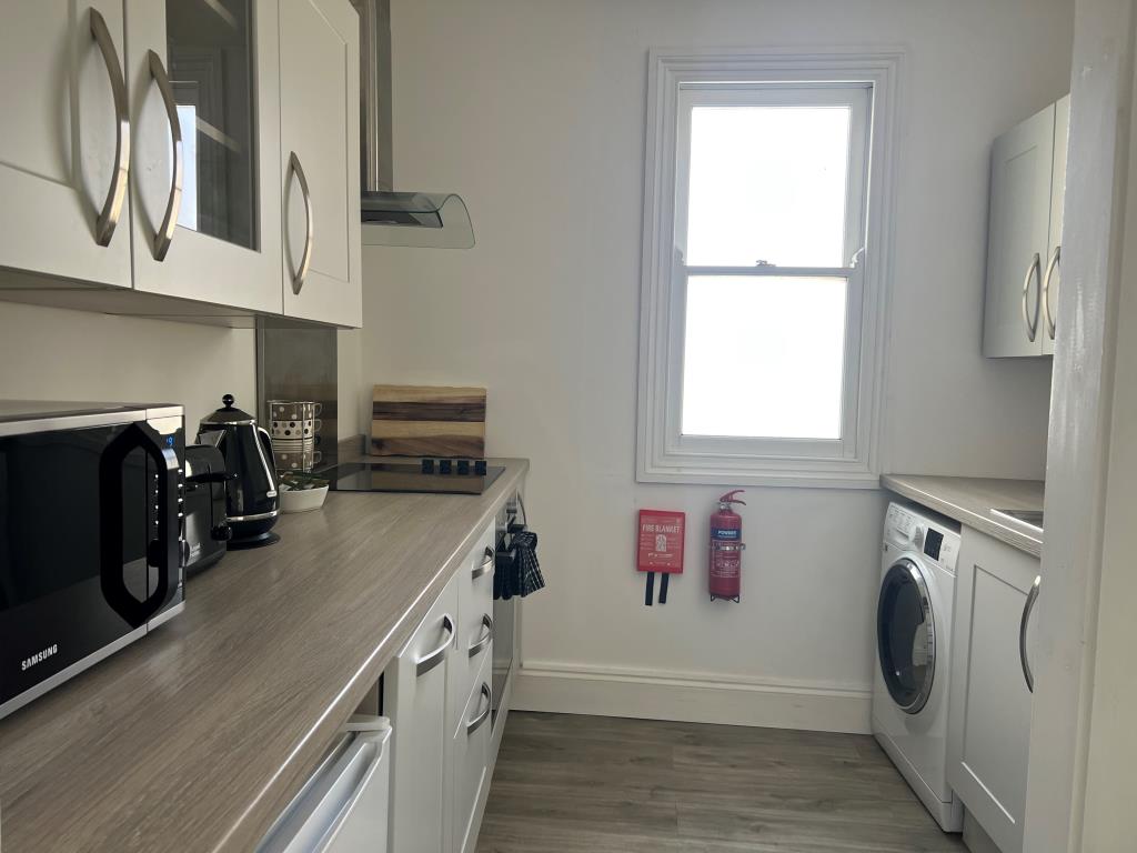 Lot: 144 - COMMERCIAL PROPERTY WITH THREE SELF-CONTAINED LETTING UNITS ENJOYING SEA VIEWS - Zelah - first floor apartment kitchen